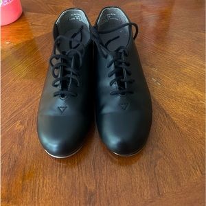 Unisex size 4 kids tap shoes.